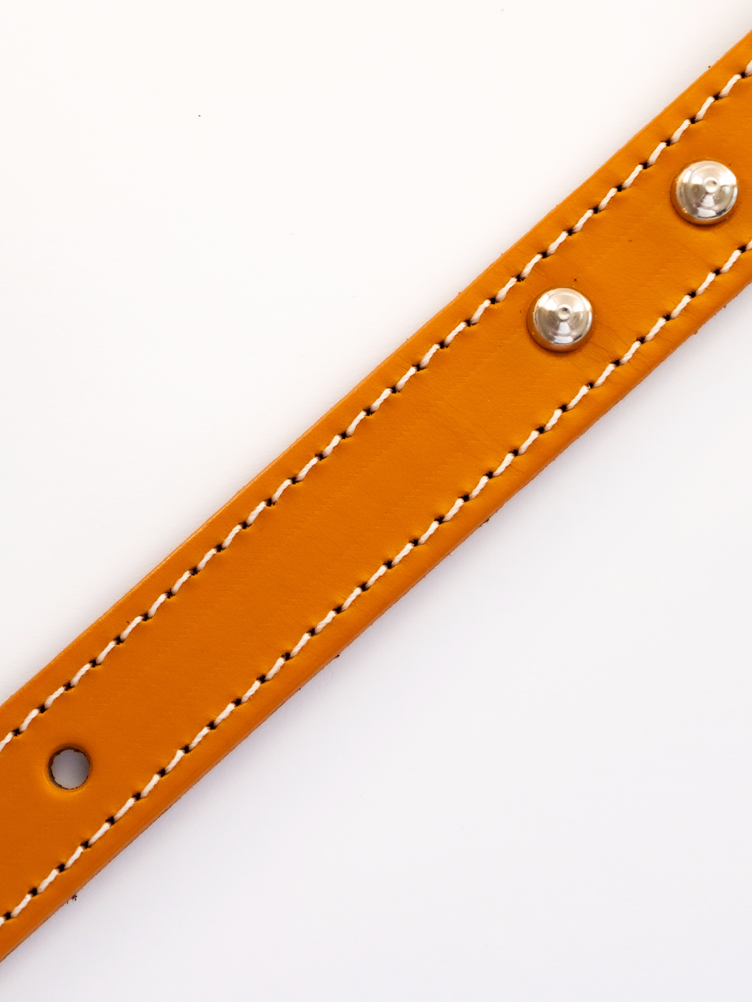 COLLAR DE CUERO NATURAL CON TACHAS