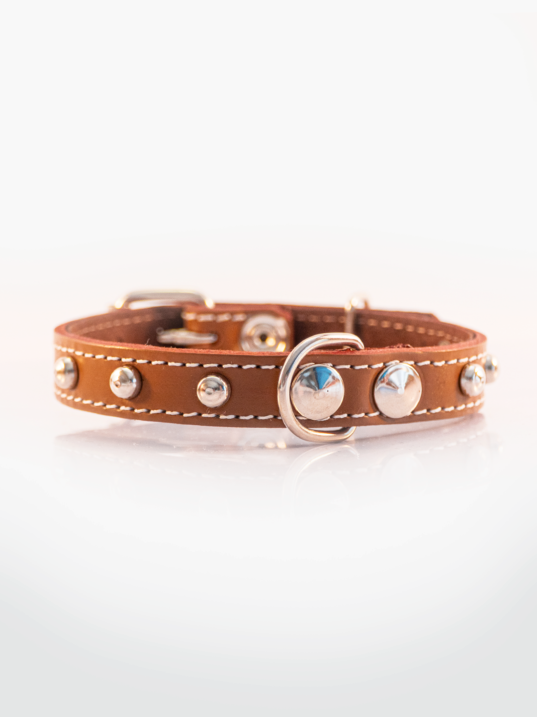COLLAR DE CUERO NATURAL CON TACHAS