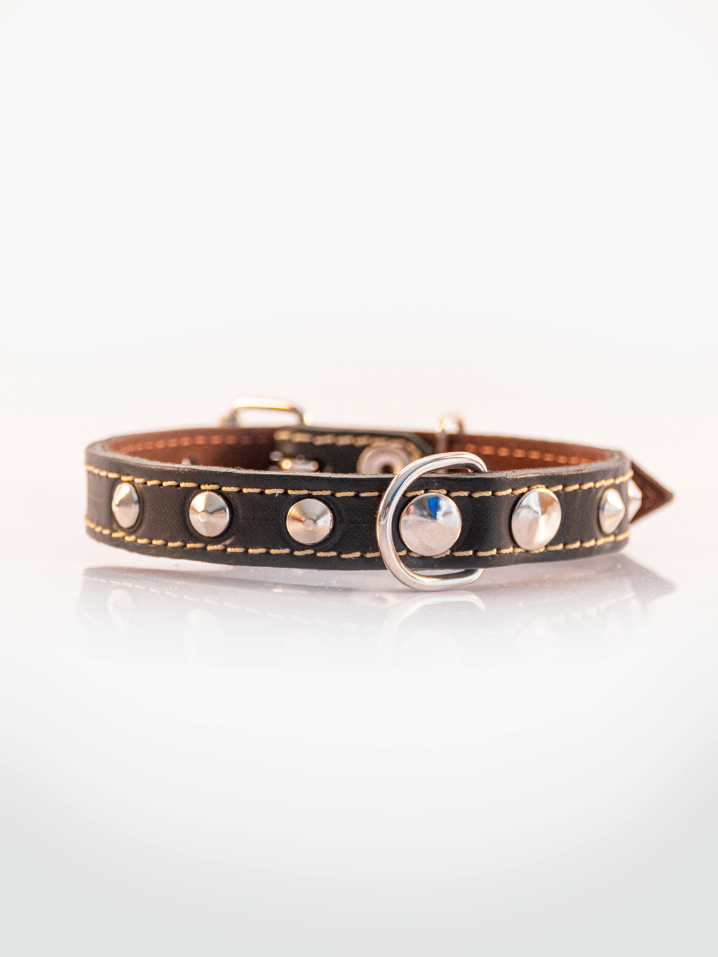 COLLAR DE CUERO NATURAL CON TACHAS